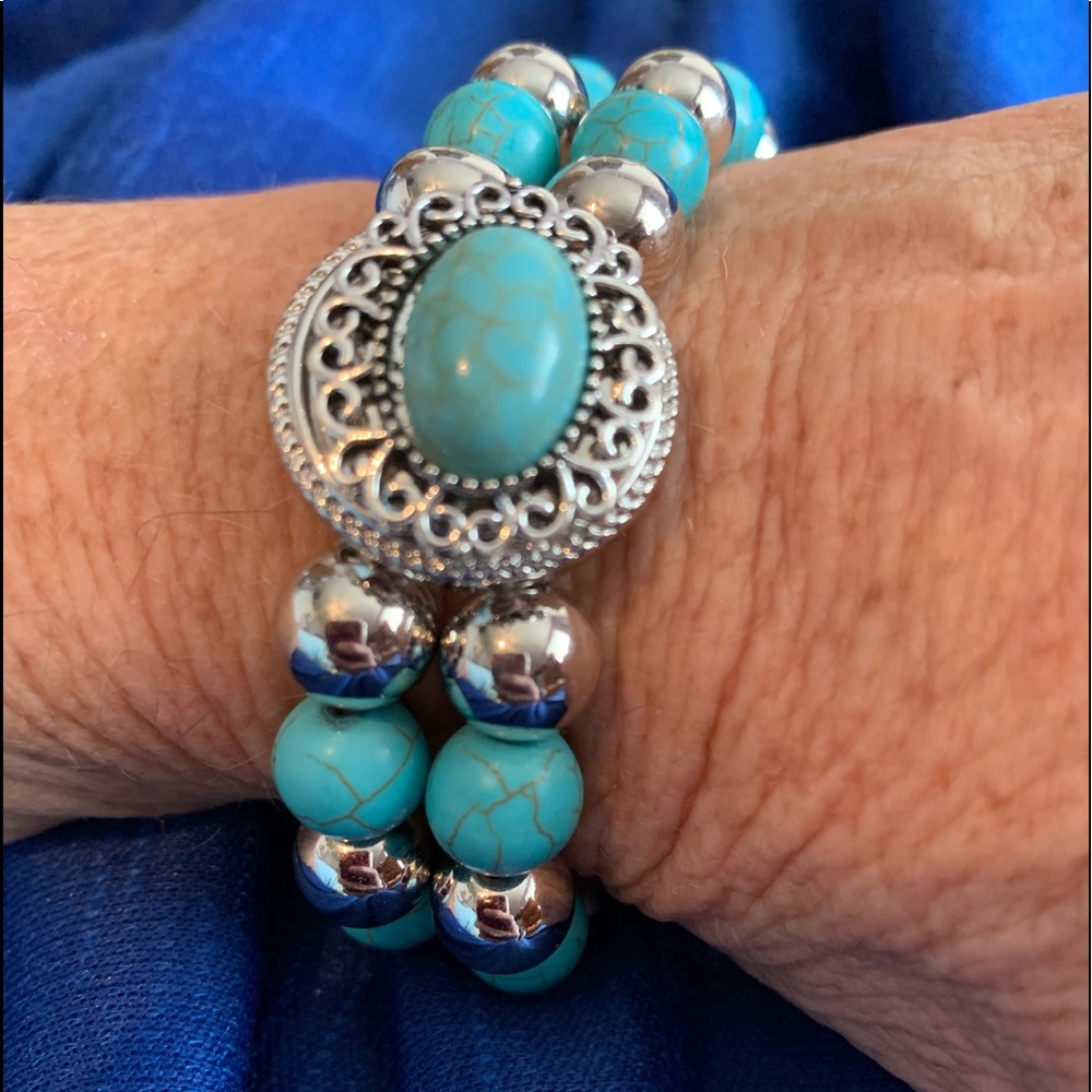 Crackled turquoise double strand bracelet w 2 snap